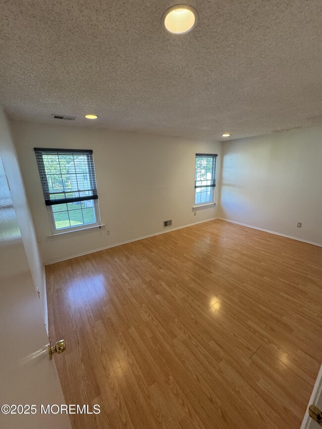Building Photo - 320 Tulip Ln