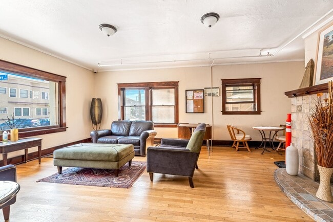 Building Photo - Remodeled Condo blocks form Beach & Downto...
