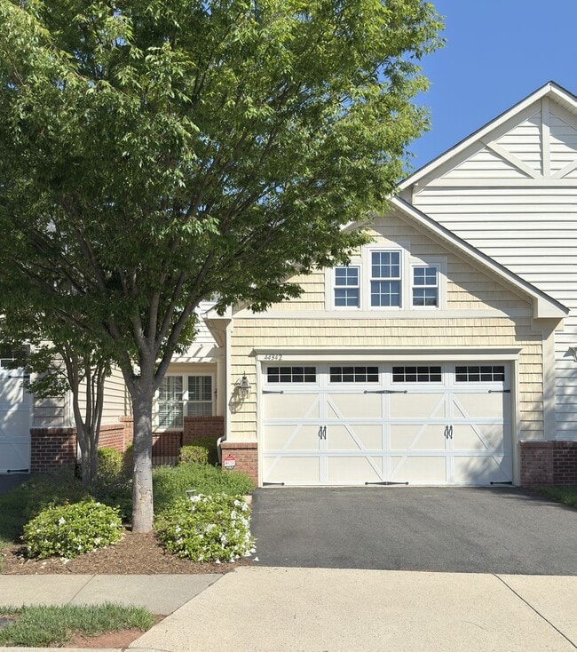 Building Photo - 3 Bedroom, 2.5 Bath, Loft, 2-Car Garage Ho...