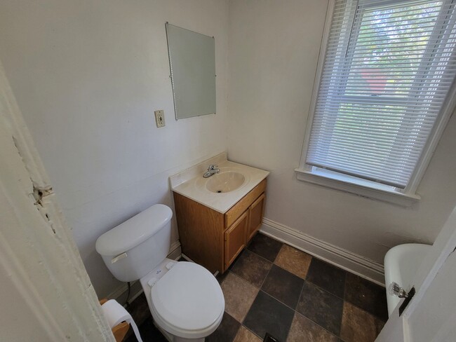 Building Photo - AVAILABLE JULY - 3 BED 1 BATH