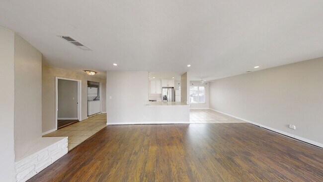 Building Photo - 5BD/2BA, Easy Walk to Campus!! (Lease out,...