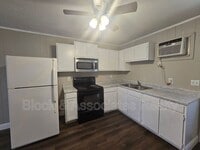 Building Photo - 506 Lake Dr