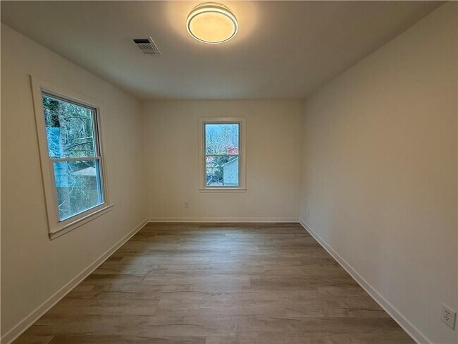 Building Photo - 3663 Heatherwood Dr NE