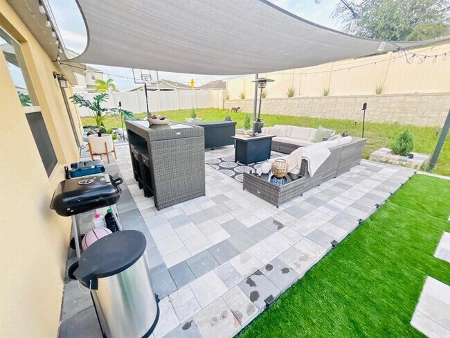 Building Photo - 279 Bergamot Lp