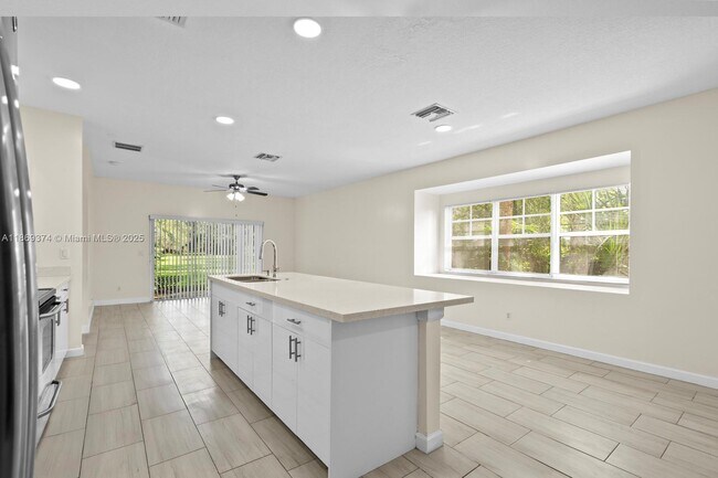 Building Photo - 2700 Creekside Dr