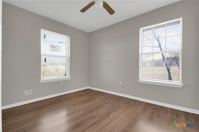 Building Photo - 907 North Dr
