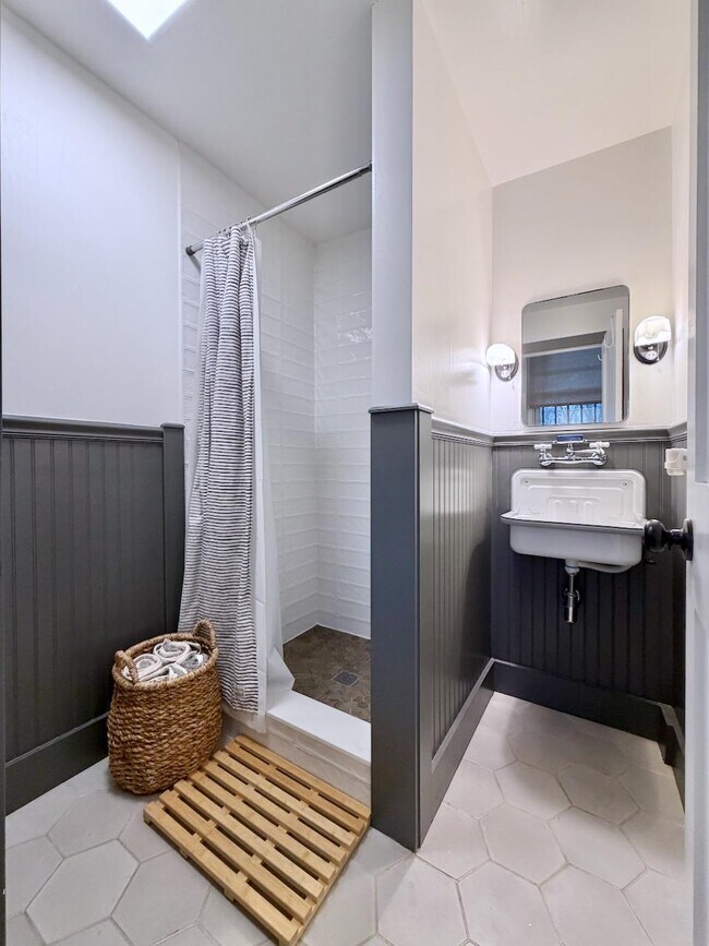 Building Photo - 820 Grand St