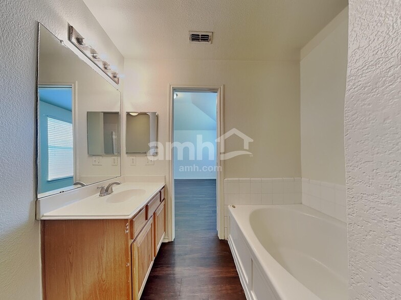 Building Photo - 9421 Pastime Ct