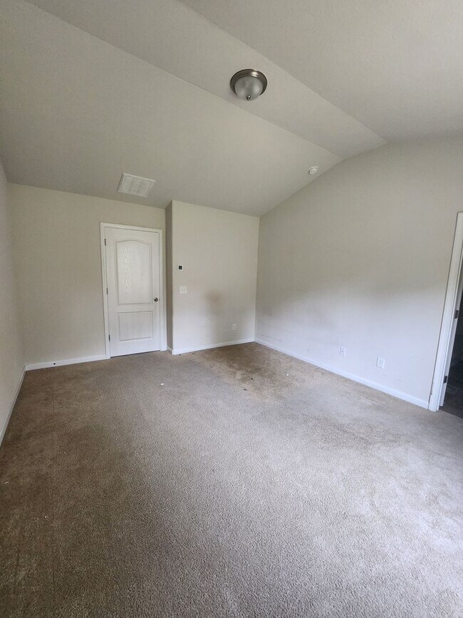 Building Photo - Beautiful End Unit in Paw Creek Village