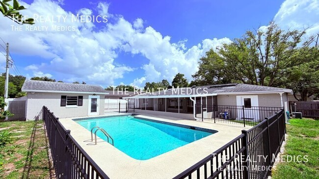 Building Photo - 6 Carriage Hill Cir