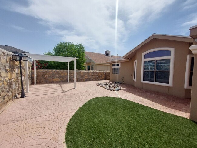 Building Photo - 4 BEDROOM 2 BATHROOM HOME 3 CAR GARAGE HOM...