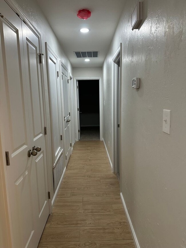 Building Photo - Newly remodeled 4/2 in the Eastgate Commun...