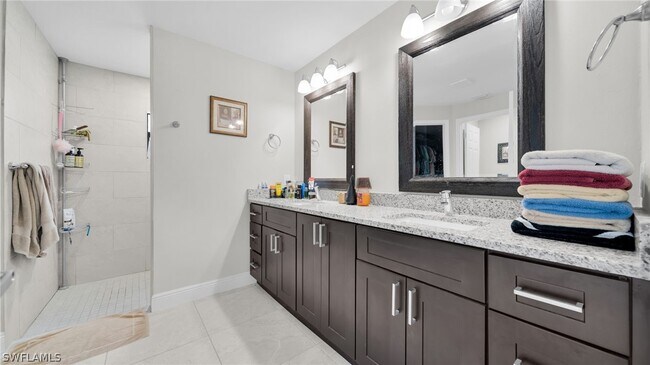 Building Photo - 569 Croydon Ave S