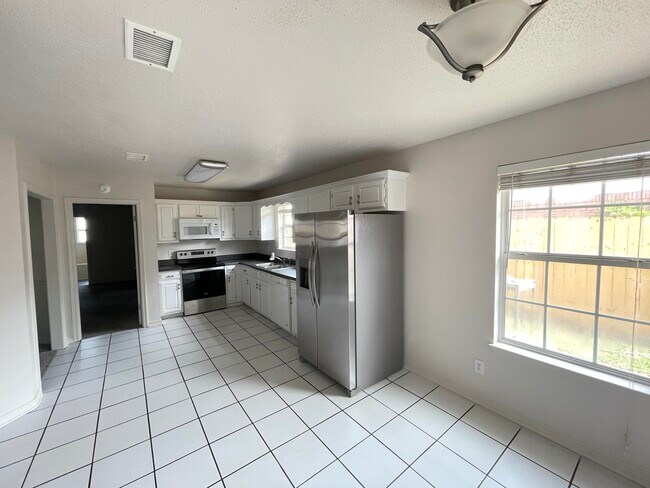 Building Photo - 2212 Peachwood Ct