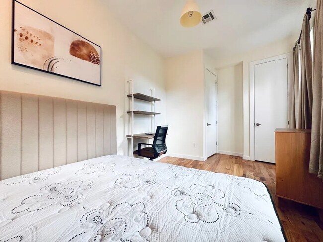 Building Photo - Furnished room/NOT APARTMENT