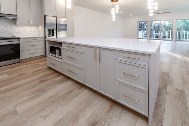 Building Photo - 17 Wilson St