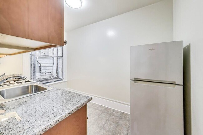 Building Photo - 528 Ashbury St