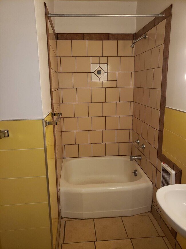 Building Photo - 1065 NE Duncan Ln