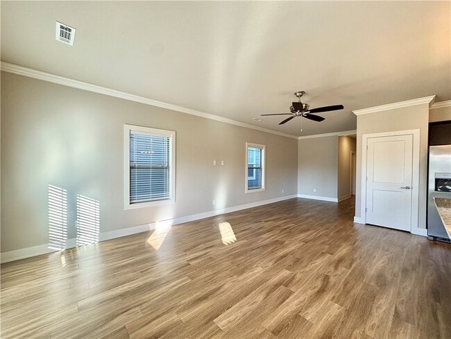 Building Photo - 921 NE Hts Ln