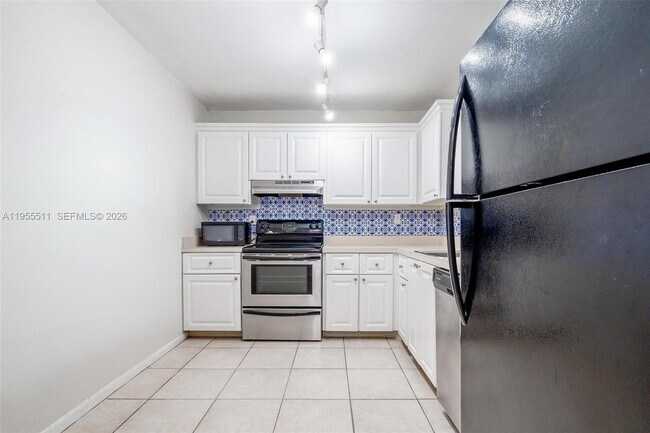 Building Photo - 711 N Pine Island Rd