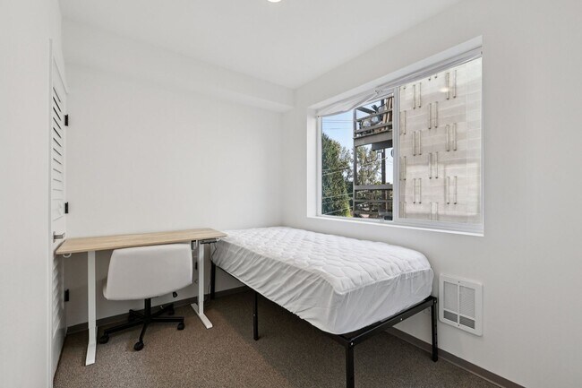 Building Photo - Brand-new private bedroom for the summer!