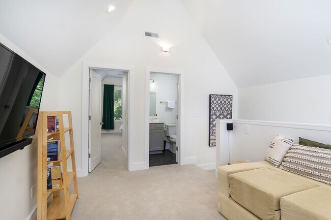 Building Photo - Candler Rental!
