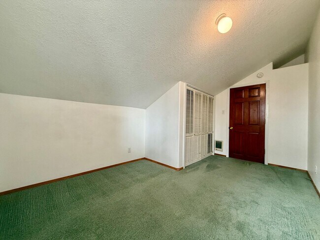 Building Photo - SCHEDULE A SHOWING TODAY TO VIEW THIS CHARMING APRATMENT IN PRINEVILLE!!