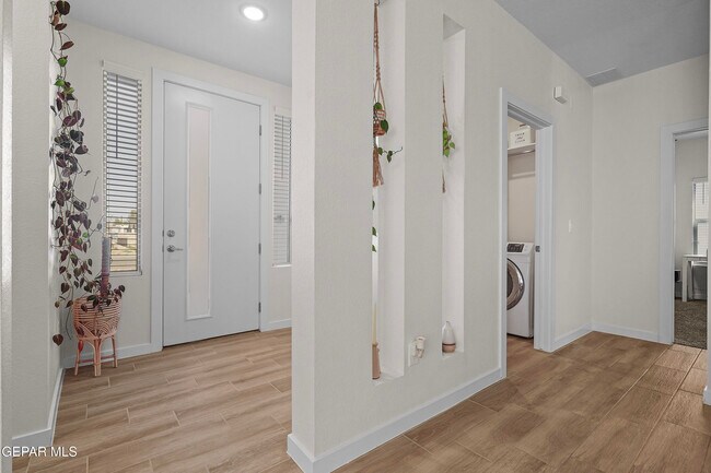 Building Photo - 444 Deserts Dr