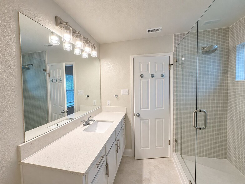 Master Bathroom - 4400 Switch Willo