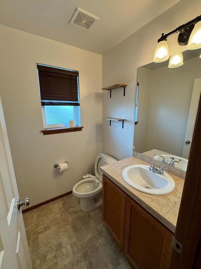 Building Photo - Spacious 3 bed 2.5 Bath Townhome