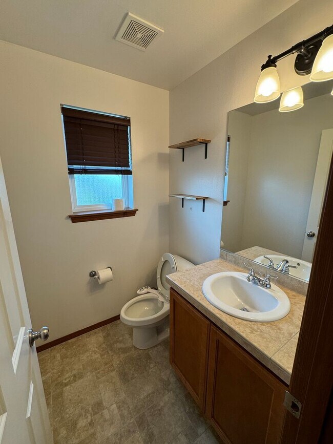 Building Photo - Spacious 3 bed 2.5 Bath Townhome One months free rent!