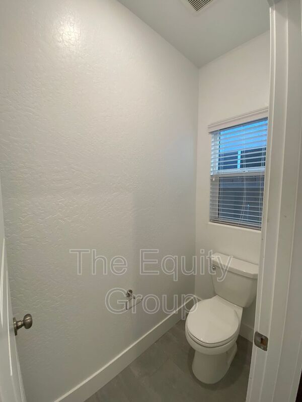 Building Photo - 113 E Tyler Ave