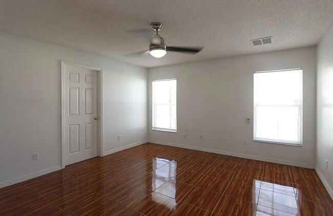 Building Photo - Beautiful 3 Bed and 2 Bath POOL HOME in Ki...