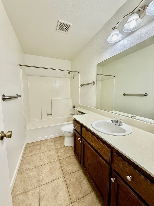 Building Photo - Charming home available Immediately