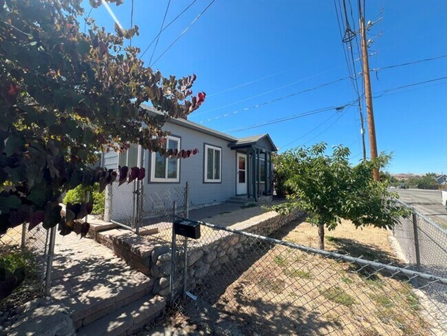 Building Photo - Two Bedroom Conveniently located in Cen...
