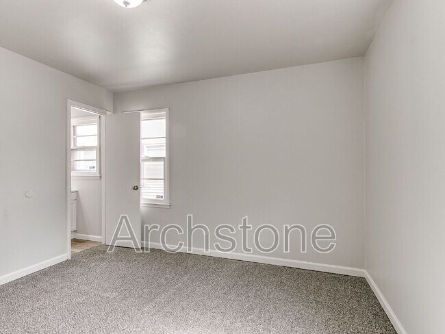 Building Photo - 2312 Mustang St