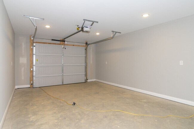 Building Photo - Now Pre Leasing 3 Bedroom 2 Bath Luxury Ranch Home In Winchester Ky!