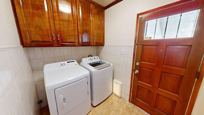 Building Photo - Newly Remodeled Spacious 4-Bed Home Availa...