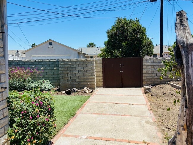 Building Photo - Spacious 3 Bed | 2 Bath Home – Less Than 1...