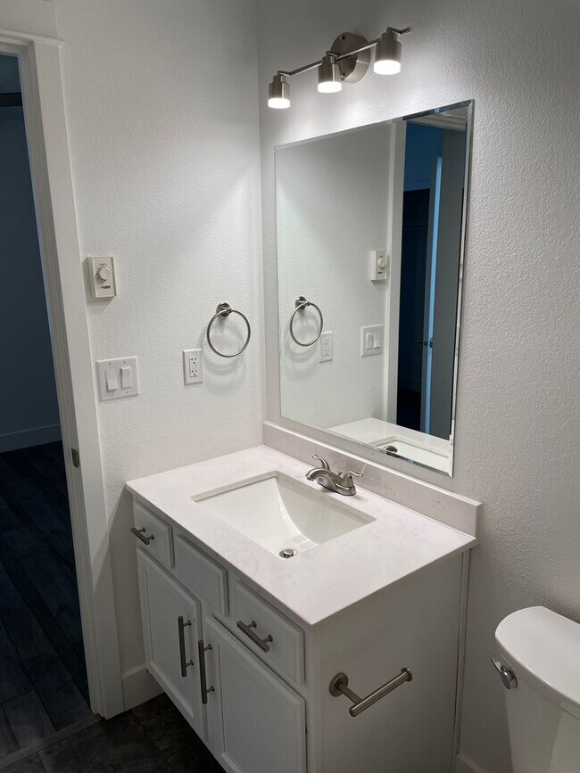 Building Photo - Beautifully Updated 2 Bed / 2.5 Bath Duplex in SW Redmond – Move-In Ready!