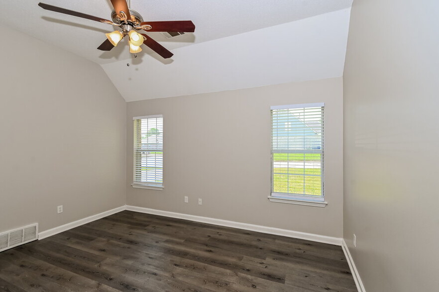 Building Photo - 215 Garden Springs Dr