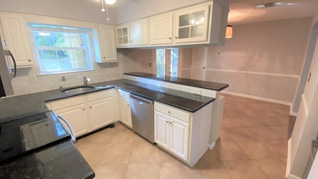 Building Photo - 3216 Castle Ct