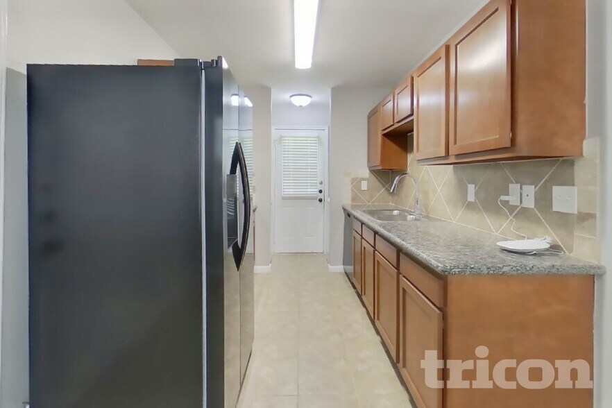 Building Photo - 10951 Royal Forest Dr