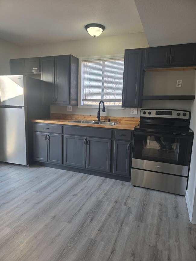 Building Photo - Newly Renovated 2 Bedroom 1.5 Bathroom Townhouse in Osage Beach!