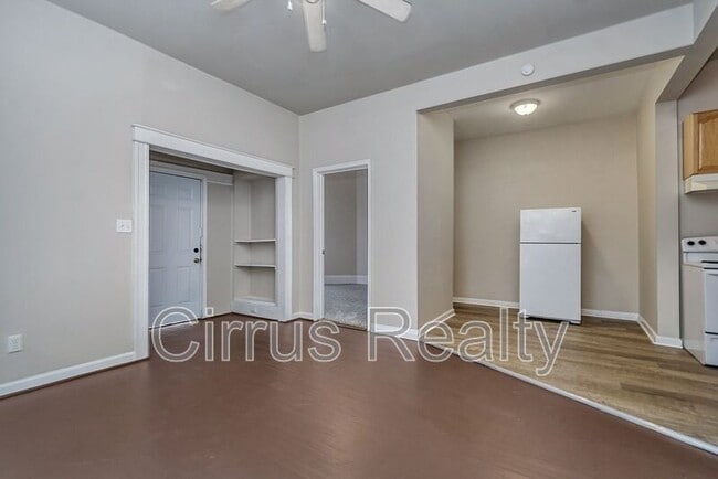 Building Photo - 301 Cedar St