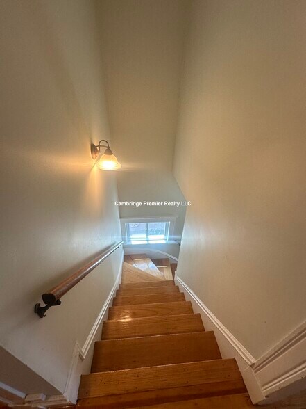 Building Photo - 399 School St