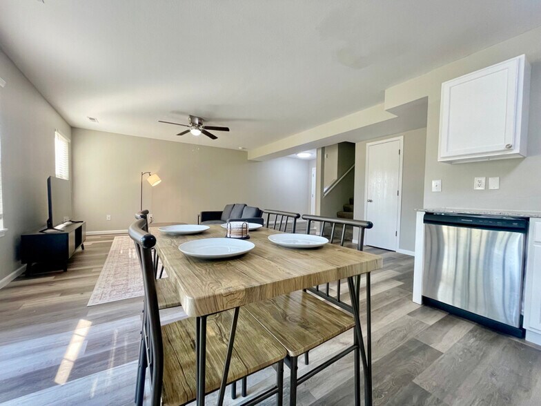 Building Photo - 210 White River Dr