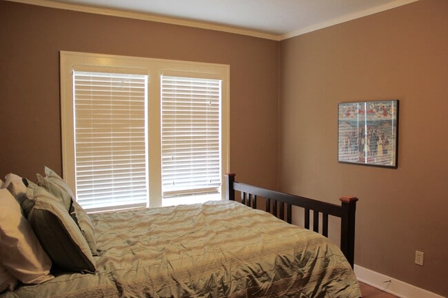 Building Photo - Beautiful Queen Anne Craftsman Home!