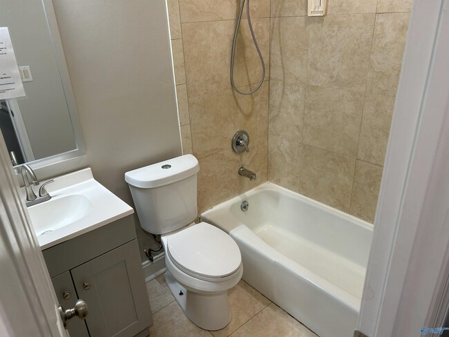 Building Photo - 2109 Villaret Dr SW