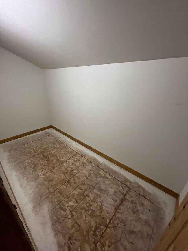 Building Photo - Spacious 3 Bed/3.5 Bath Home with Two Prim...